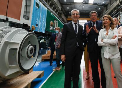 El consejero Arcadi España, con el presidente de Stadler Rail Valencia, Íñigo Parra, y la ministra de Transporte, Raquel Sánchez, esta semana en la fábrica de Albuixech.