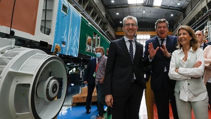 El consejero Arcadi España, con el presidente de Stadler Rail Valencia, Íñigo Parra, y la ministra de Transporte, Raquel Sánchez, esta semana en la fábrica de Albuixech.