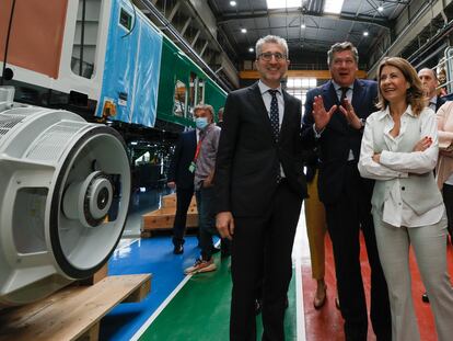 El consejero Arcadi España, con el presidente de Stadler Rail Valencia, Íñigo Parra, y la ministra de Transporte, Raquel Sánchez, esta semana en la fábrica de Albuixech.
