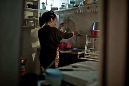 Una mujer lava los platos en la cocina de su nueva vivienda, en el campo de refugiados palestinos de localidad libanesa de Baalbeck.