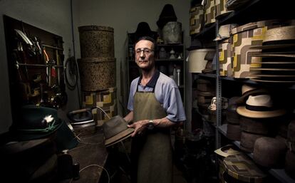 Empezó con su padre en 1975, que le enseñó el oficio que luego mejoró con otros profesionales. Trabaja mucho para cine y teatro. Su hijo continuará con el negocio, que es la sombrerería más antigua de España 'Sombrerería Medrano'.