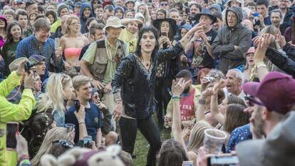 Luke Spiller, de The Struts, act&uacute;a entre el p&uacute;blico en el festival de Wight en medio de la lluvia.