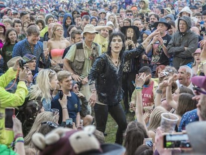 Luke Spiller, de The Struts, act&uacute;a entre el p&uacute;blico en el festival de Wight en medio de la lluvia.