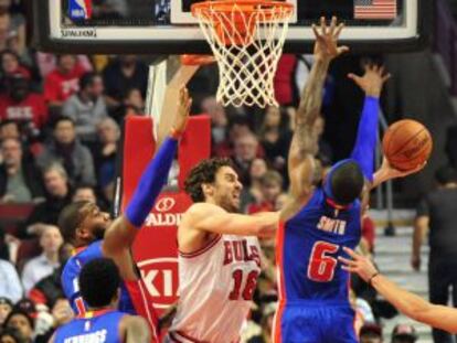 Pau Gasol, defendido por Josh Smith 