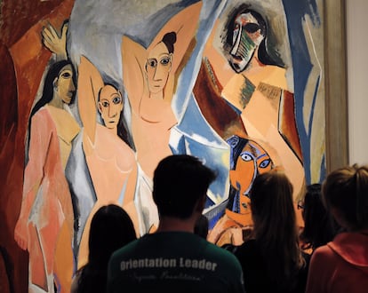 Varios visitantes frente a 'Las señoritas de Avignon', de Pablo Picasso, en el MoMA de Nueva York.