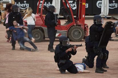 Las fuerzas policiales y de emergencia francesas participan en un ejercicio simulado como parte de las medidas de seguridad para el próximo Campeonato de fútbol de la Euro 2016, en Lyon.