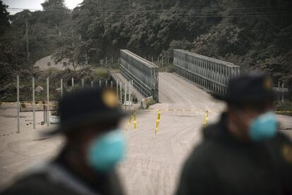 La policia bloqueja una ruta afectada per les cendres expulsades pel volcà de Fuego, a El Rodeo (Guatemala), el 3 de juny.