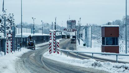 El puente fronterizo entre Estonia y Rusia en Narva, Estonia.