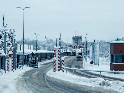 El puente fronterizo entre Estonia y Rusia en Narva, Estonia.