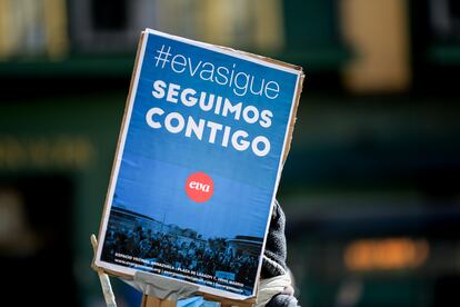 Un cartel en el que se lee: `EVA sigue, Seguimos contigo´ durante la manifestación en defensa de la continuación de EVA en el antiguo mercado de frutas y verduras de Legazpi, en Madrid este domingo
