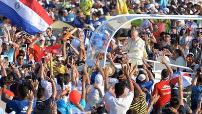 El papa Francisco, aclamado por los fieles en la ciudad de Panamá, el pasado 27 de enero.