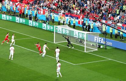 Vista general del gol de Mitrovic.