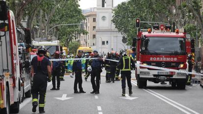 Bomberos a las puertas del edificio en obras en Madrid.