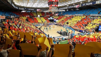 Aficionados del Valencia Basket durante el Partido 1 de las Finales de la Eurocup ante el Unics Kazan el 1 de mayo de 2014.