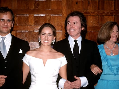 Alejandra Martos y Álvaro Arenzana en el día de su boda, en 2001, junto a Raphael y Natalia Figueroa, padres de la novia.