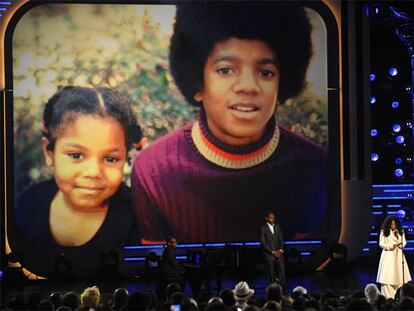 Janet Jackson agradece al público de los premios BET las muestras de apoyo tras la muerte de su hermano.