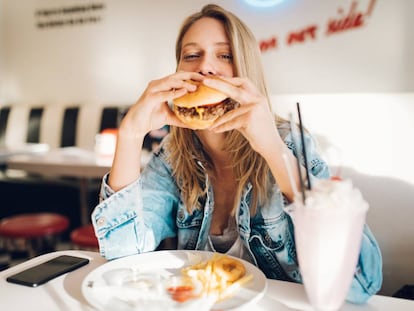 ¿Puedo saltarme la dieta una vez a la semana para hincharme a hamburguesas?