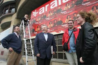 Patxi Zabaleta (centro), junto a la nueva sede de Aralar atacada con pintura durante la pasada noche.