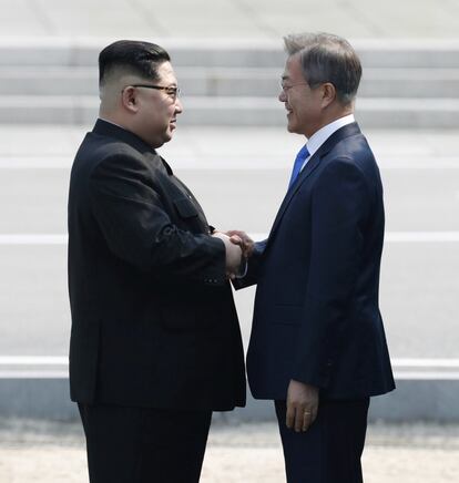 Kim Jong-un se ha convertido en el primer líder de Corea del Norte en cruzar la línea de demarcación que divide la Península y pisar suelo surcoreano.