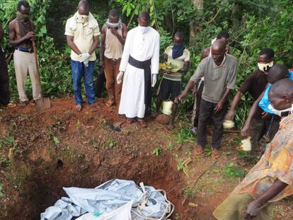 Un sacerdote oficia el funeral de seis personas muertas en un ataque en Zemio, en el sureste de Rep&uacute;blica Centroafricana.
