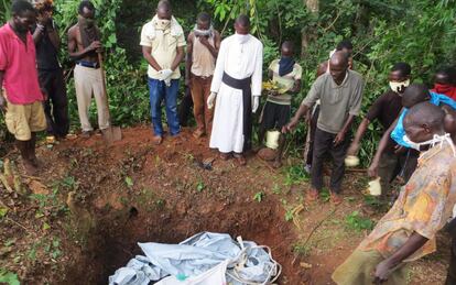 Un sacerdote oficia el funeral de seis personas muertas en un ataque en Zemio, en el sureste de Rep&uacute;blica Centroafricana.