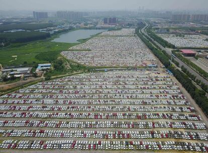 Vista aérea del parking de la fábrica Brilliance en Shenyang (China) en la que se aparcan los coches nuevos.