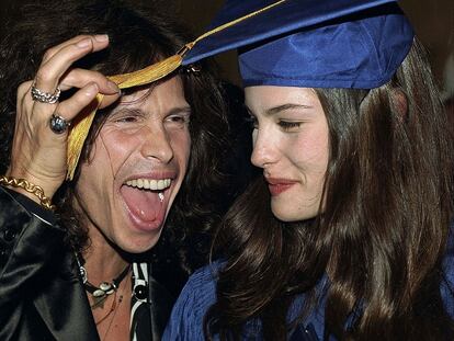 Liv Tyler con su padre, Steven, celebraban su graduación del instituto el 25 de mayo de 1995.