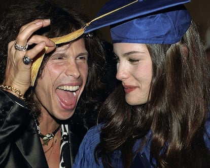 Liv Tyler con su padre, Steven, celebraban su graduación del instituto el 25 de mayo de 1995.