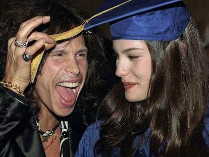 Liv Tyler con su padre, Steven, celebraban su graduación del instituto el 25 de mayo de 1995.