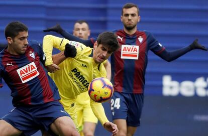 José Ángel y Gerard Moreno pugnan por el balón en Ipurua.