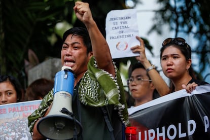 Activistas filipinos muestran su solidaridad al pueblo palestino durante una manifestación en Quezon, este de Manila (Filipinas) hoy, 15 de mayo de 2018. 