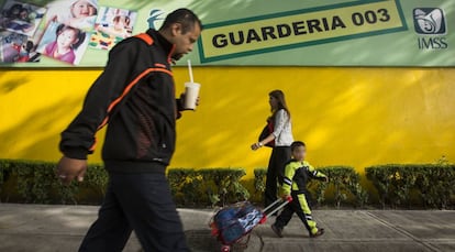 Un padre deja a su hijo en una guardería del IMSS en Ciudad de México.