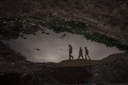 Jóvenes sirios desplazados, reflejados en un charco cerca de un campamento de refugiados en la frontera con Turquía, cerca del pueblo de Azaz, Siria (2013). Brabo (Zaragoza, 1981) se crió en Gijón y lleva más de una década retratando los conflictos de todo el planeta.