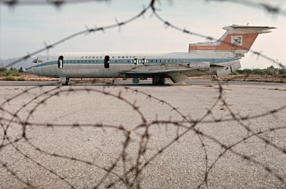 Medio siglo abandonado. En su día, durante la
invasión de Chipre por parte de Turquía, el Aeropuerto
Internacional de Nicosia fue un centro de gran actividad,
pero ha permanecido desierto durante los últimos 50
años. Construido en 1968, el tiempo parece haberse
detenido en esta terminal aérea que funciona ahora como
recuerdo de ese momento histórico. En la imagen, un avión abandonado en la pista del Aeropuerto Internacional de Nicosia.