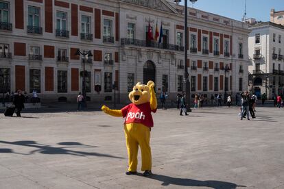 En la foto, Winnie de Pooh ofreciendo abrazos esta mañana en la Puerta del Sol.