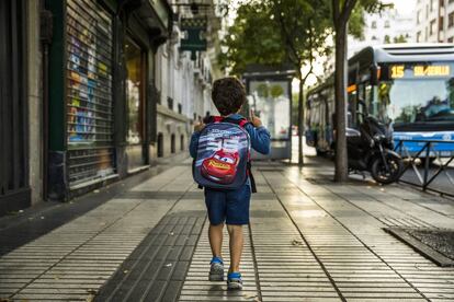 Un niño va al colegio en el inicio de las clases. 