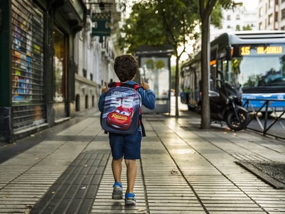 Un niño va al colegio en el inicio de las clases. 