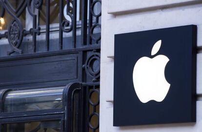 El logo de la marca Apple en una tienda de París.