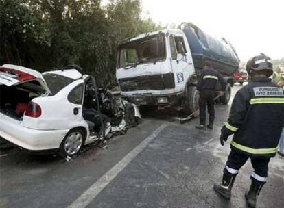 Estado en el que quedaron el turismo y el camión siniestrados ayer en Vejer de la Frontera, Cádiz.