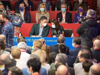 La dirección del PSOE, con Pedro Sánchez en el centro, al inicio del comité federal de los socialistas del 6 de marzo.