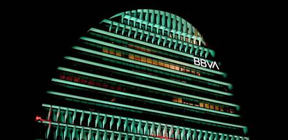 El edificio La Vela de BBVA iluminado de color verde.