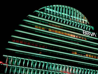 El edificio La Vela de BBVA iluminado de color verde.