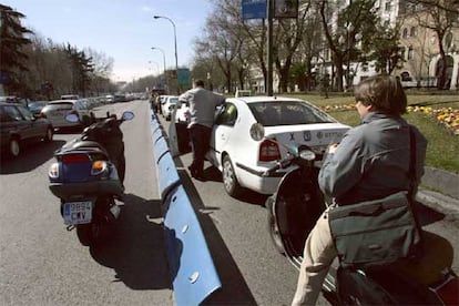 Los ciudadanos, los trenes, también los coches y las motos se han parado para guardar cinco minutos de silencio. En la imagen, los automovilistas y motoristas que circulaban por el Paseo de la Castellana de Madrid, con sus vehículos detenidos.