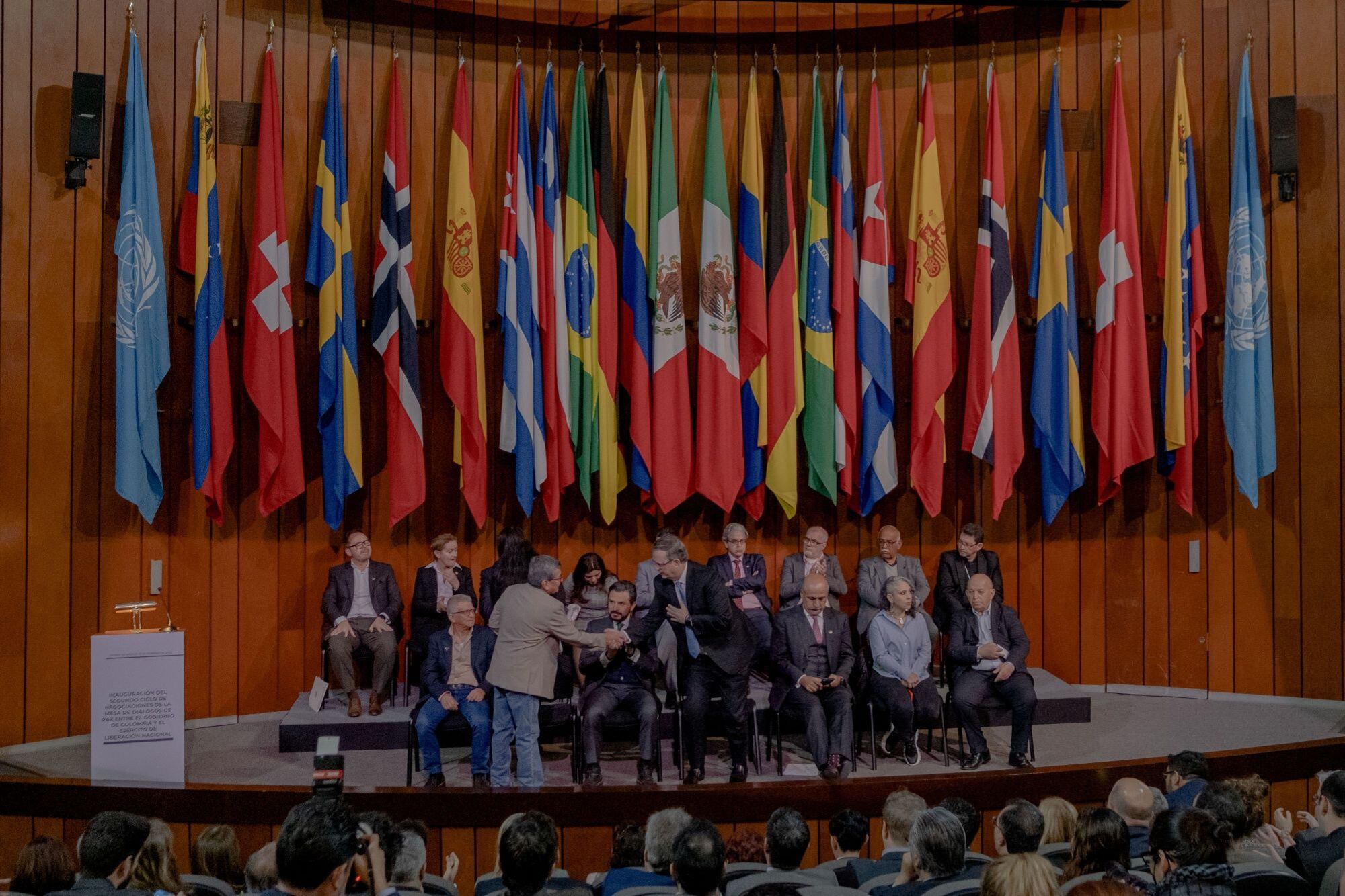 Pablo Beltrán, del ELN, saluda al entonces canciller mexicano, Marcelo Ebrard, durante los diálogos de Paz en Ciudad de México, en febrero.