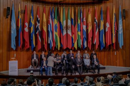 Pablo Beltrán, del ELN, saluda al entonces canciller mexicano, Marcelo Ebrard, durante los diálogos de Paz en Ciudad de México, en febrero.