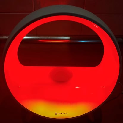El despertador en una habitación oscura