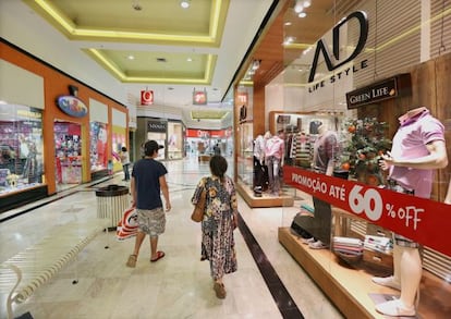 Consumidores de Brasilia en centro comercial de la capital.