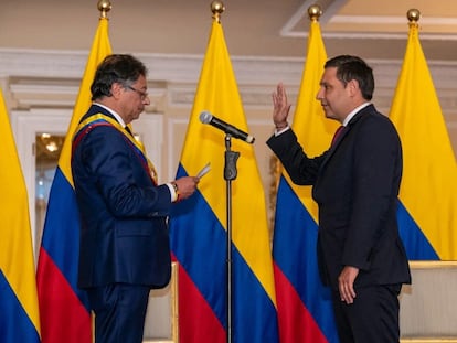 Mauricio Lizcano (derecha) al tomar su cargo como secretario de la presidencia de Gustavo Petro, el 8 de agosto de 2022.