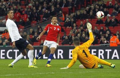 Alexis marca ante Smalling y Forster.