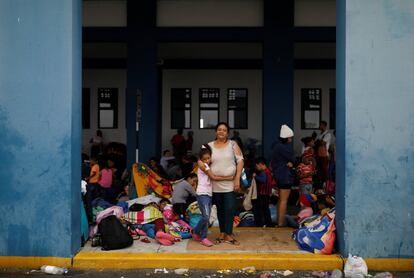 Suramay Farias, de 47 años, abraza a su hija Franchesca, de 8, mientras esperan para procesar sus documentos en el centro de servicio fronterizo entre Ecuador y Perú antes de continuar su viaje a Chiclayo. Suramay nunca había pensado en abandonar el país, pero estaba preocupada por el futuro de su hija menor y decidió ir a Perú, donde sus otros hijos han estado viviendo durante un año: "Me dijeron, mamá, ven aquí para que puedas darle a la niña la oportunidad de tener una mejor dieta y una mejor vida". Para Suramay lo más difícil ha sido dejar en Venezuela a su madre y su marido: "Esto no es lo que quería. Me gustaría tener a mis hijos en Venezuela".